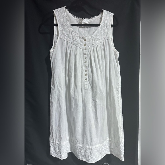 Eileen West Nightgown Small White 100% Cotton Floral Embroidery Eyelet Sleepwear